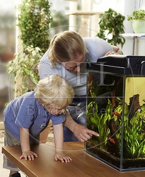 026022 Mutter und Kind mit Aquarium