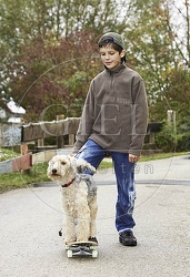 029320 Junge und Lakeland Terrier