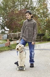 029321 Junge und Lakeland Terrier