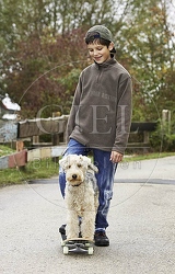 029331 Junge und Lakeland Terrier