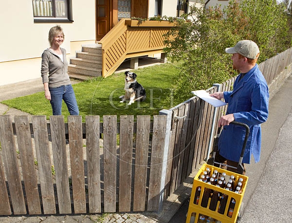 037352 Australian Shepherd und Frau mit Getraenkefahrer