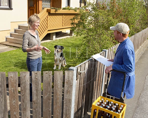 037354 Australian Shepherd und Frau mit Getraenkefahrer