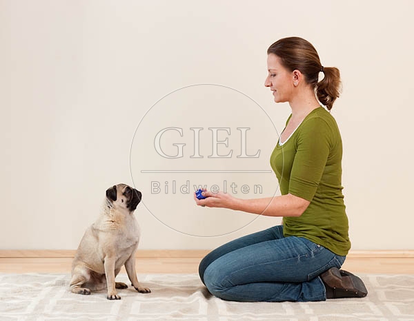 040023 Frau und Mops