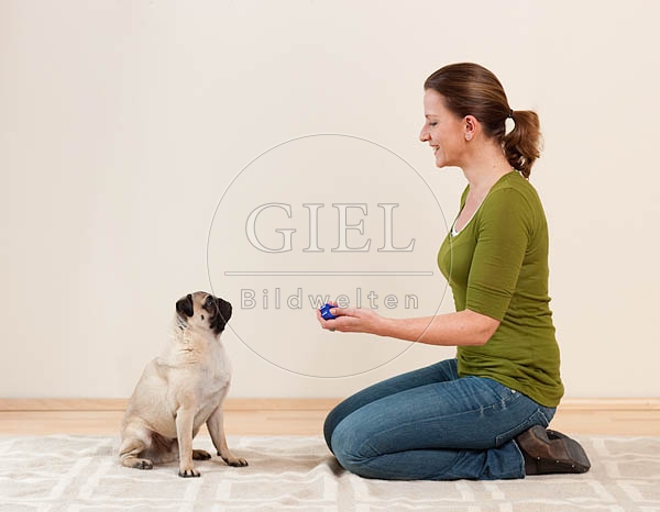 040024 Frau und Mops