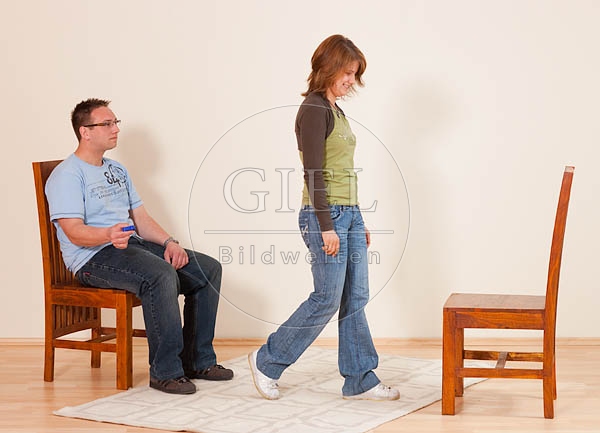 040175 Frau und Mann bei Trockenuebung zum Clickern