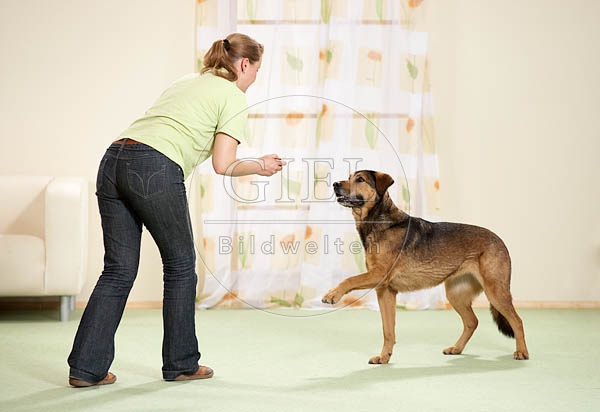 040285 Frau und Mischling