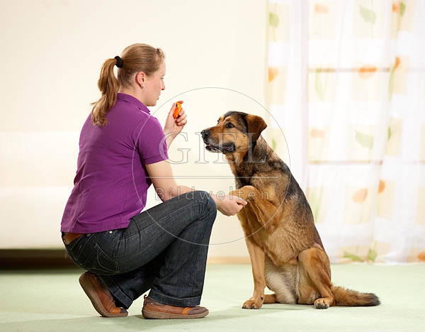 040287 Frau und Mischling