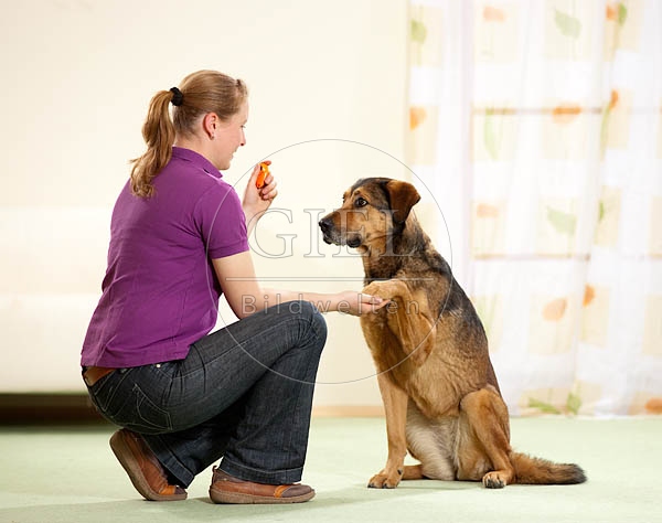 040288 Frau und Mischling