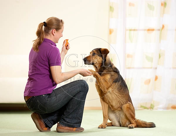040291 Frau und Mischling