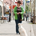 044816 Frau und Border Collie Welpe in der Stadt