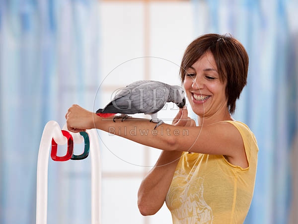 045417 Frau und Kongo Graupapagei