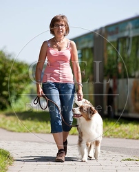 053375 Frau und Australian Shepherd