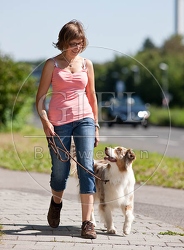 053382 Frau und Australian Shepherd