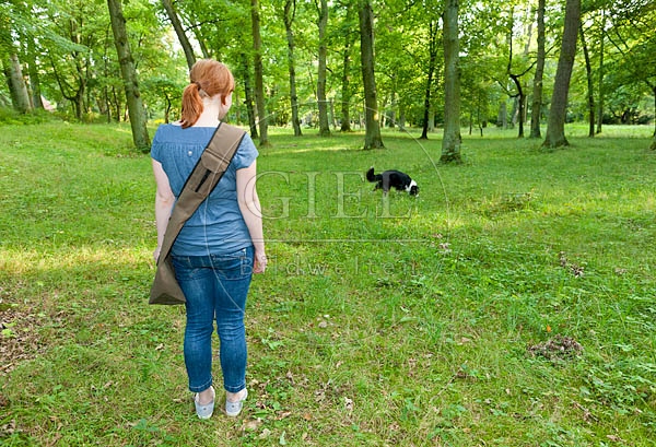 053975 junge Frau und Australian Shepherd