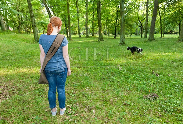053977 junge Frau und Australian Shepherd