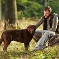066649 Mann mit Labrador Retriever