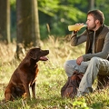 066650 Mann mit Labrador Retriever