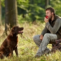 066651 Mann mit Labrador Retriever