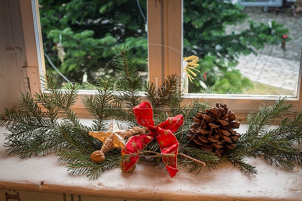 071918 Bauernstube, Fensterbrett, weihnachtlich geschmückt