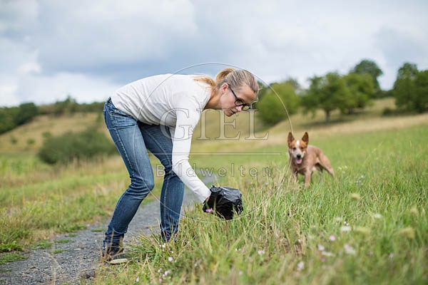 076830 Frau sammelt Hundekot auf