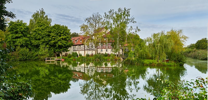 087200 Fachwerk-Gebaeude an Teich