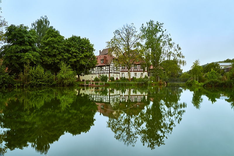 087246 Fachwerk-Gebaeude an Teich, Hassberge