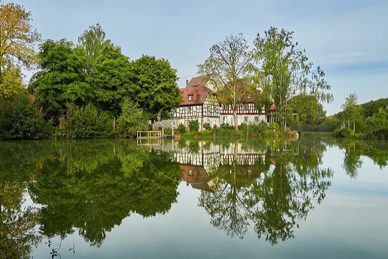 087249 Fachwerk-Gebaeude an Teich