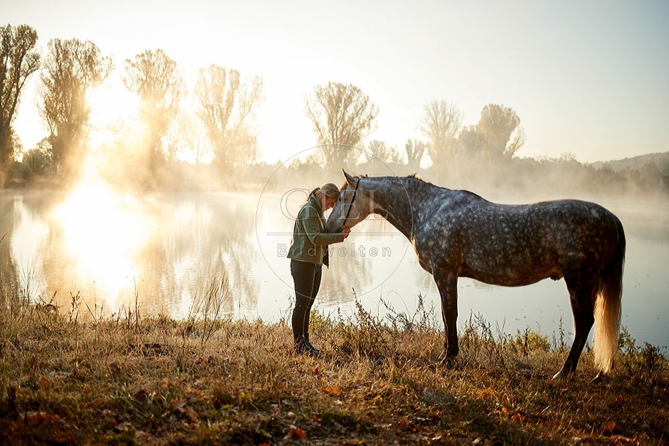 093652 Frau und Spanier, Pura Raza Espanola, Reine Spanische Rasse, PRE
