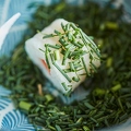 106256 Suchi wird in Schnittlauch gewendet