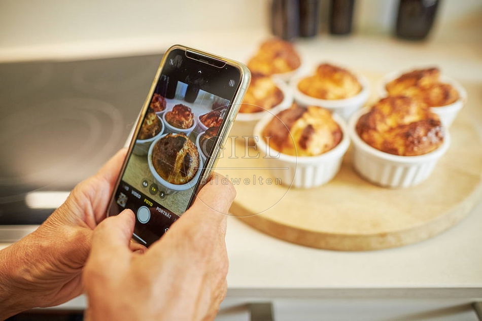 107998 Ziegenkäse-Soufflee werden mit Handy fotografiert