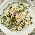 108074 Semmelkloss mit Champignon-Rahmsoße und jungem Thymian