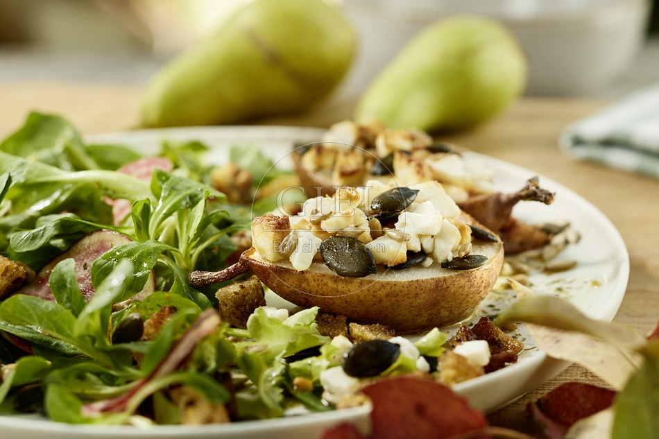 108080 Karamellisierte Birnenhälften mit Schafskäse, Körnern, an Herbstsalat