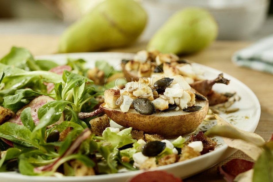 108081 Karamellisierte Birnenhälften mit Schafskäse, Körnern, an Herbstsalat