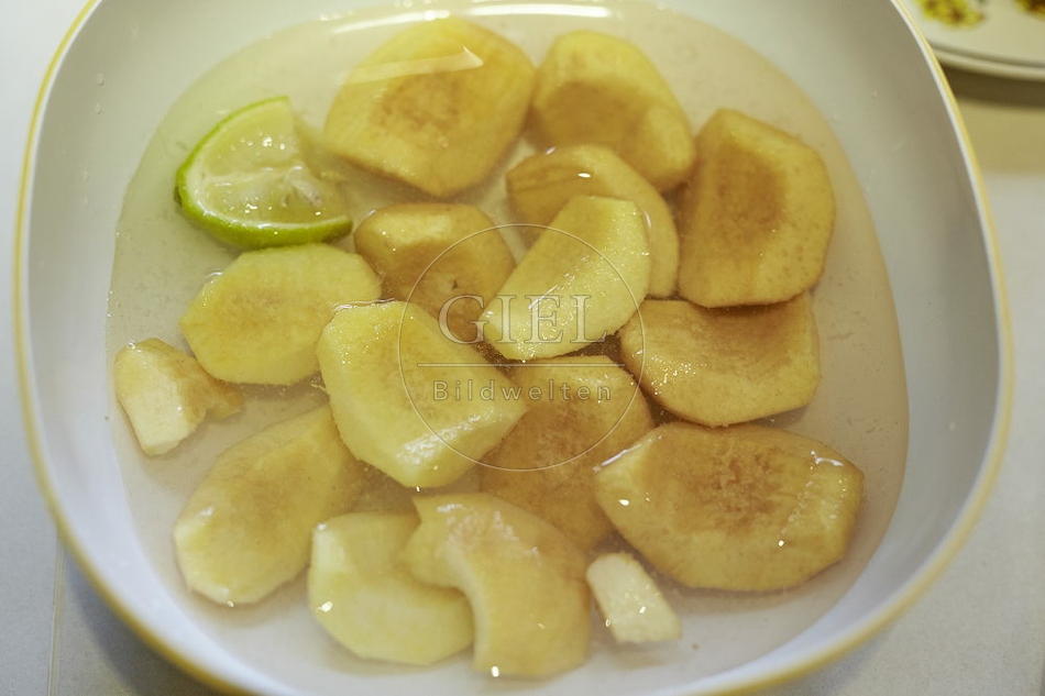 108511 Quitten in der Küche, Verarbeitung, Rezept, Kochen