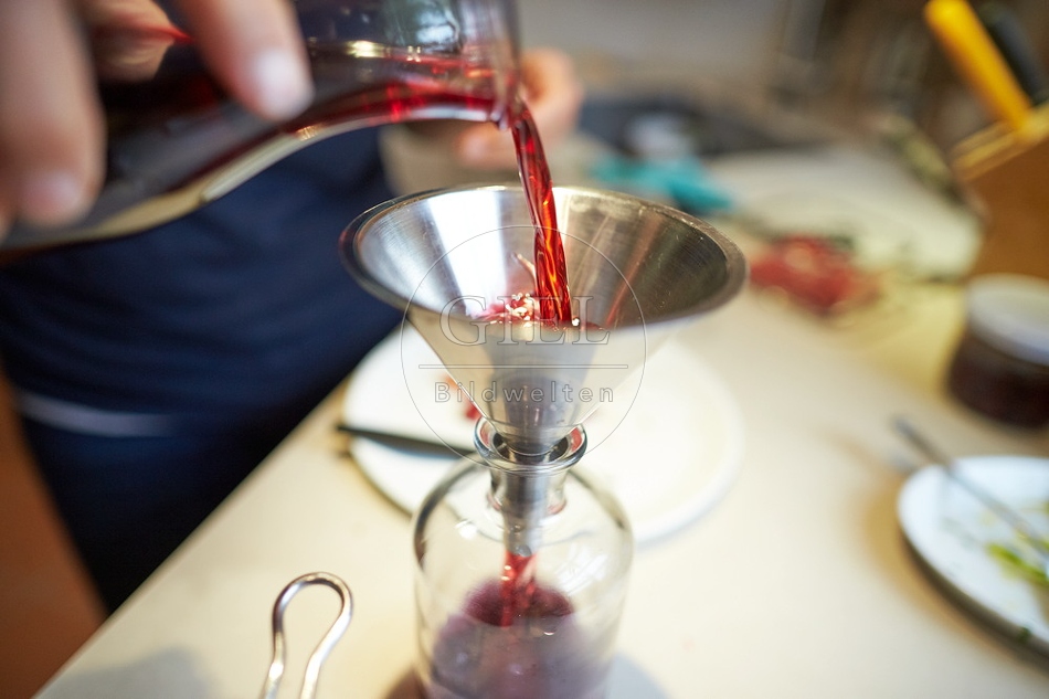 108700 Schlehen in der Küche, Herstellung von Schlehen-Lokör