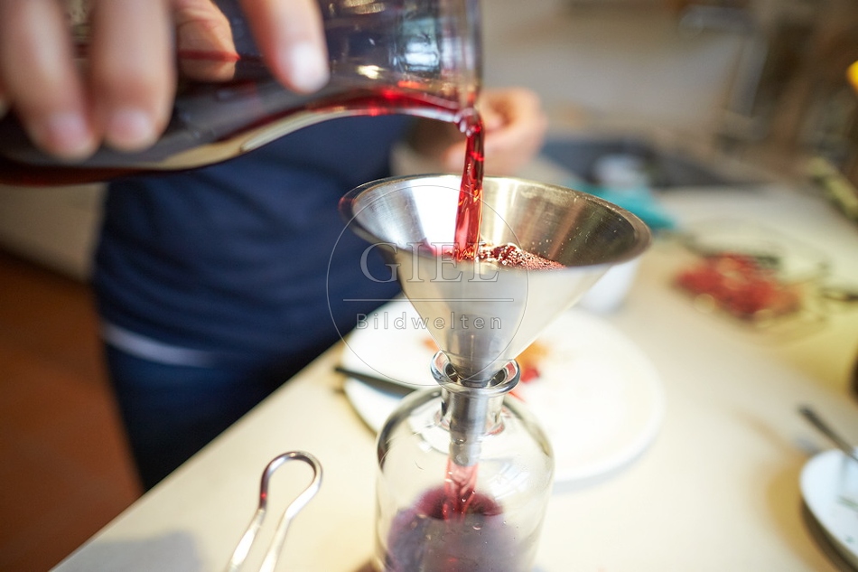 108701 Schlehen in der Küche, Herstellung von Schlehen-Lokör