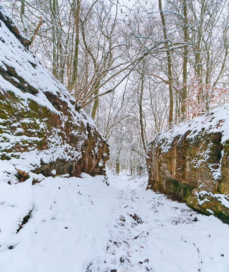 Haßberge, Hohlweg bei Unfinden im Winter mit Schnee 112201.jpg