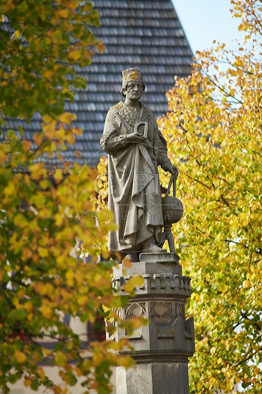 Königsberg, Marktplatz, Regio-Montanus-Brunnen 087881.jpg