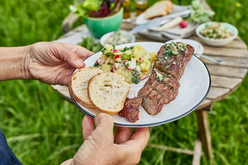 116725 Lammlachse auf Teller mit Kartoffelsalat und Brot
