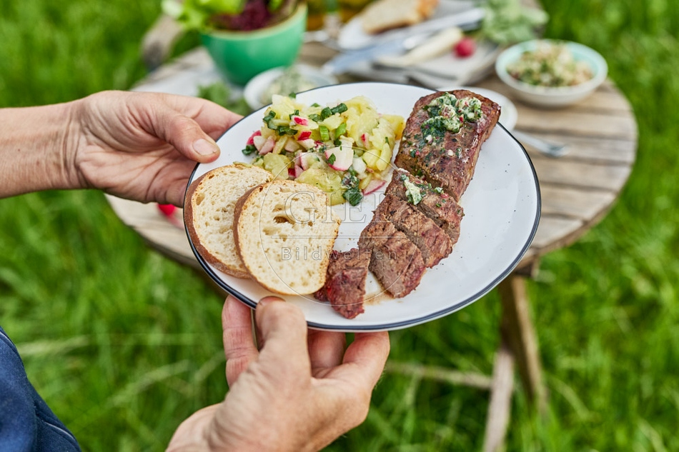 116726 Lammlachse auf Teller mit Kartoffelsalat und Brot