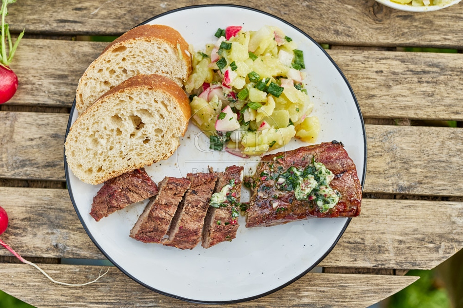 116727 Lammlachse auf Teller mit Kartoffelsalat und Brot