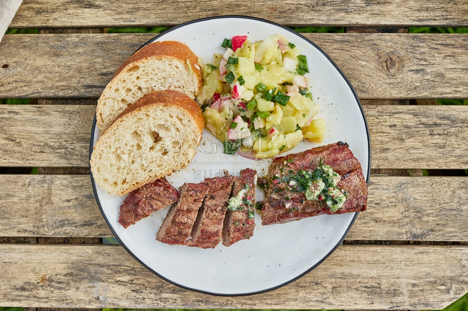116728 Lammlachse auf Teller mit Kartoffelsalat und Brot