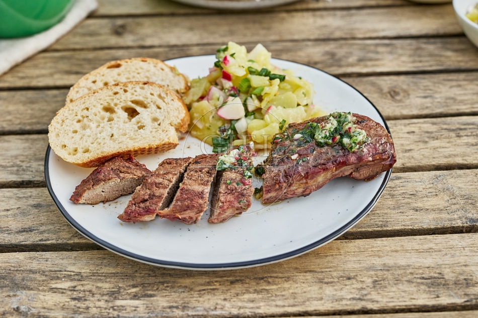 116729 Lammlachse auf Teller mit Kartoffelsalat und Brot