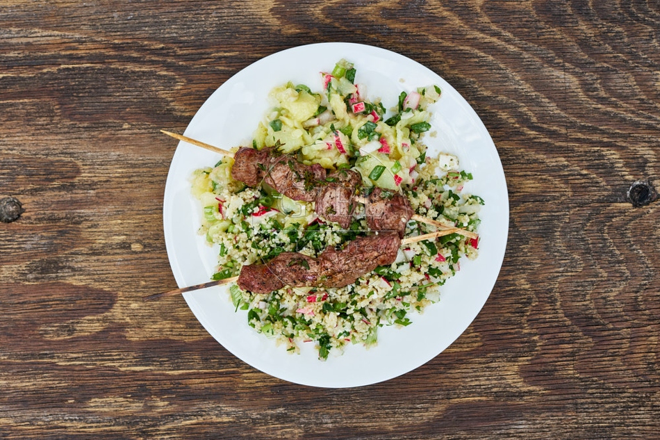 116733 Gegrillte Lammspieße, Couscous, Kartoffelsalat