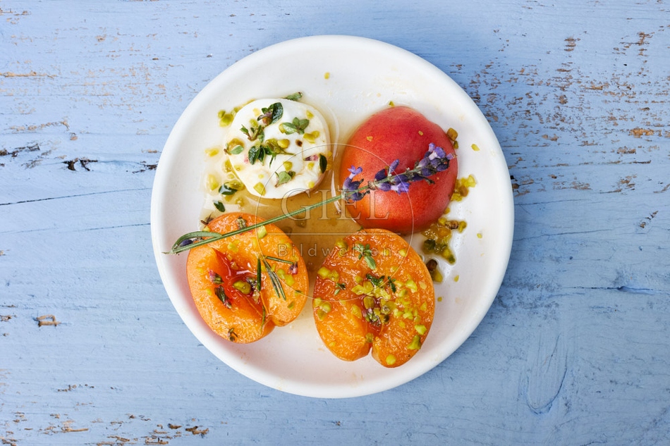 117263 Gebackene Aprikosen im Weinsud mit Ziegenkäse