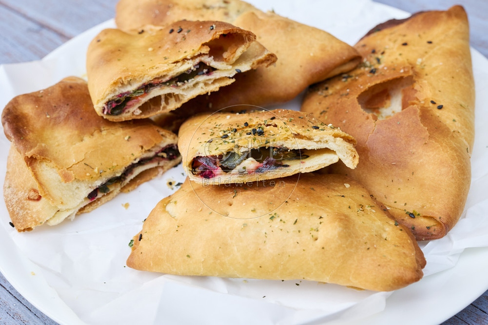 117264 Gözleme, Teigtaschen mit Feta, Mangold oder Spinat gefüllt.