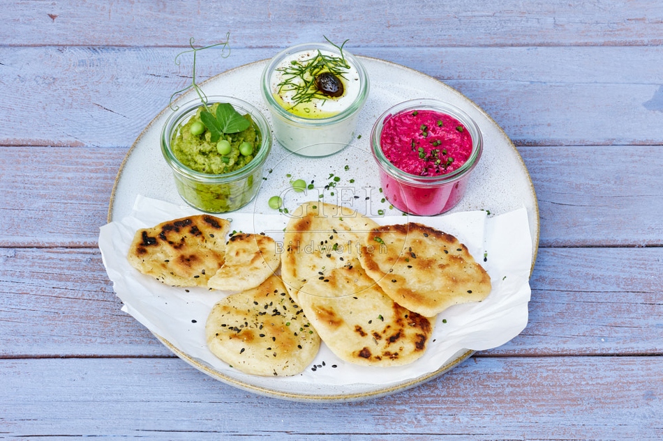 117336 Pfannenbrot, Rotebeetedipp, Zazikidipp, Erbsenhummus