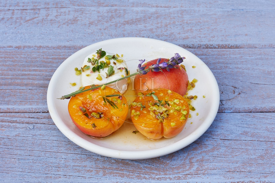 117340 Gebackene Aprikosen im Weinsud mit Ziegenkäse