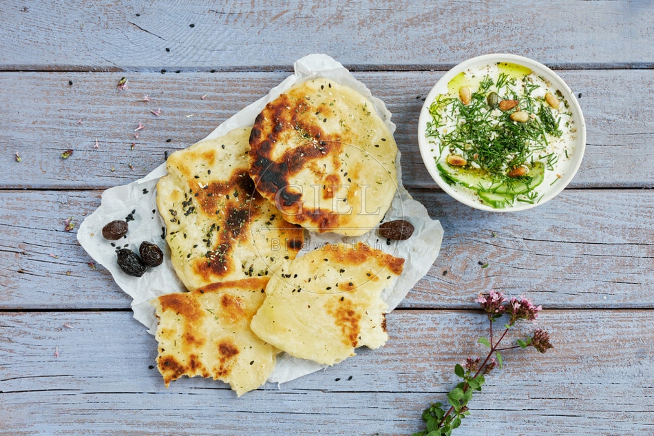 117349 Bazlama, fluffiges Fladenbrot mit Zaziki 