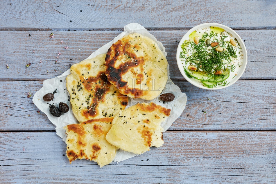 117350 Bazlama, fluffiges Fladenbrot mit Zaziki 